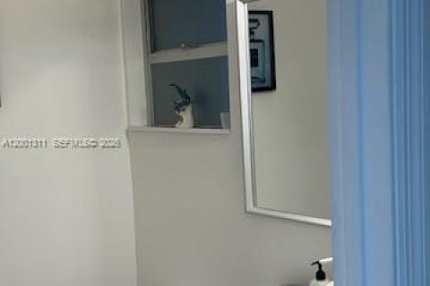 Condo in Miami Beach, Florida, 1 bedroom  № 2066818 - photo 11