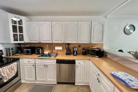 Condo in Miami Beach, Florida, 1 bedroom  № 2066818 - photo 3