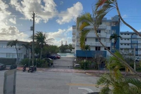 Condo in Miami Beach, Florida, 1 bedroom  № 2066818 - photo 18