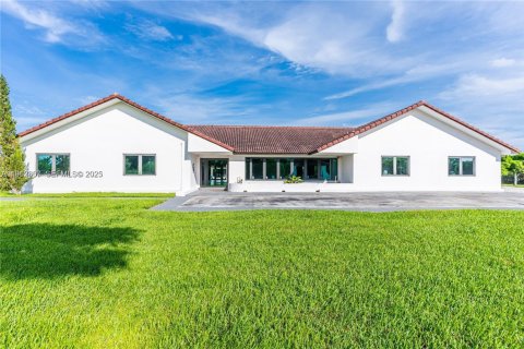 Villa ou maison à vendre à Miami, Floride: 9 chambres, 590.58 m2 № 1976638 - photo 1