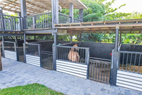 Villa ou maison à vendre à Miami, Floride: 9 chambres, 590.58 m2 № 1976638 - photo 30