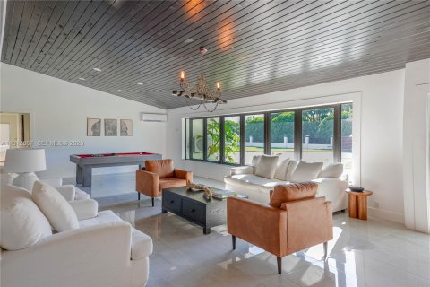 Villa ou maison à vendre à Miami, Floride: 9 chambres, 590.58 m2 № 1976638 - photo 11