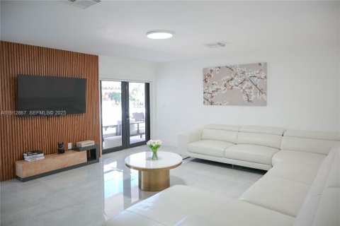 Villa ou maison à vendre à Miami, Floride: 9 chambres, 590.58 m2 № 1976638 - photo 7