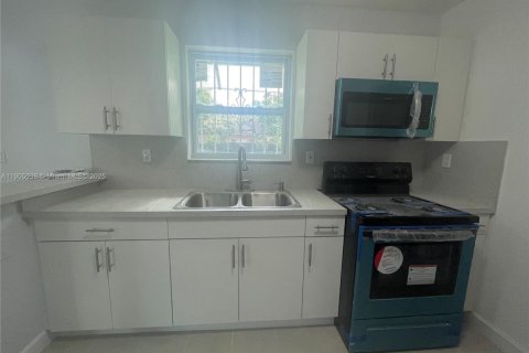 Casa en venta en Miami, Florida, 3 dormitorios, 113.71 m2 № 1955238 - foto 3