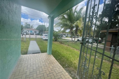 Casa en venta en Miami, Florida, 3 dormitorios, 113.71 m2 № 1955238 - foto 2