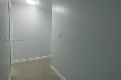 Casa en venta en Miami, Florida, 3 dormitorios, 113.71 m2 № 1955238 - foto 12