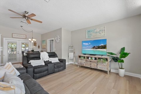 House in Ellenton, Florida 4 bedrooms, 146.04 sq.m. № 2138007 - photo 8