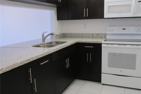 Condominio en alquiler en Miami, Florida, 1 dormitorio, 71.81 m2 № 1897964 - foto 8