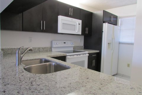 Condo in Miami, Florida, 1 bedroom  № 1897964 - photo 5