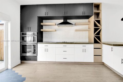 Снять в аренду таунхаус в Майами, Флорида 2 спальни, 104.98м2, № 1991691 - фото 6