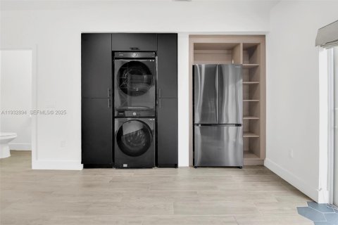 Снять в аренду таунхаус в Майами, Флорида 2 спальни, 104.98м2, № 1991691 - фото 7