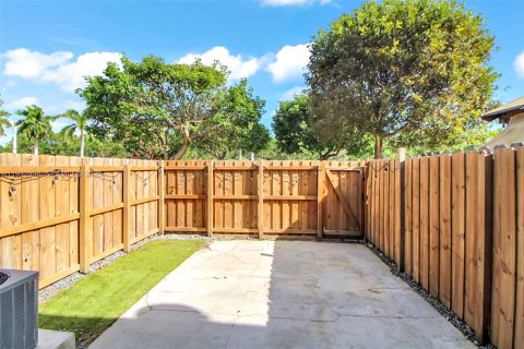 Снять в аренду таунхаус в Майами, Флорида 2 спальни, 104.98м2, № 1991691 - фото 15