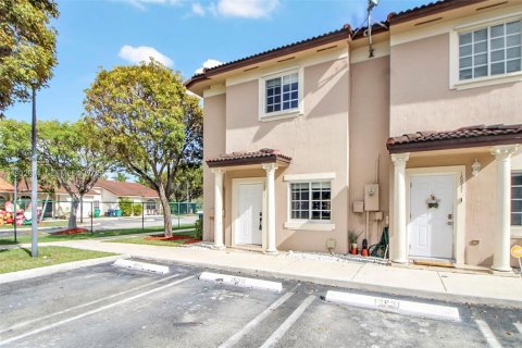 Снять в аренду таунхаус в Майами, Флорида 2 спальни, 104.98м2, № 1991691 - фото 18