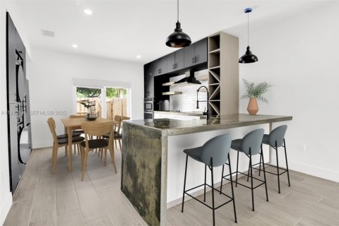 Снять в аренду таунхаус в Майами, Флорида 2 спальни, 104.98м2, № 1991691 - фото 1