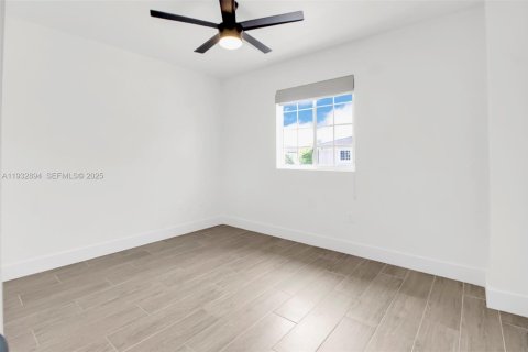 Снять в аренду таунхаус в Майами, Флорида 2 спальни, 104.98м2, № 1991691 - фото 13
