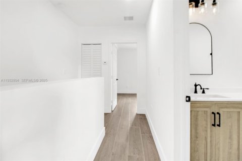 Снять в аренду таунхаус в Майами, Флорида 2 спальни, 104.98м2, № 1991691 - фото 12