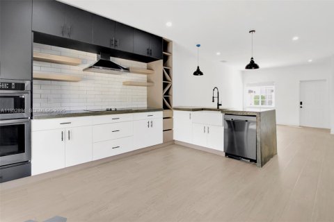 Снять в аренду таунхаус в Майами, Флорида 2 спальни, 104.98м2, № 1991691 - фото 2