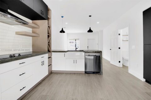 Снять в аренду таунхаус в Майами, Флорида 2 спальни, 104.98м2, № 1991691 - фото 5