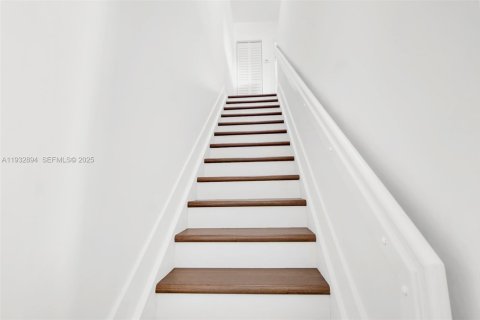 Снять в аренду таунхаус в Майами, Флорида 2 спальни, 104.98м2, № 1991691 - фото 11