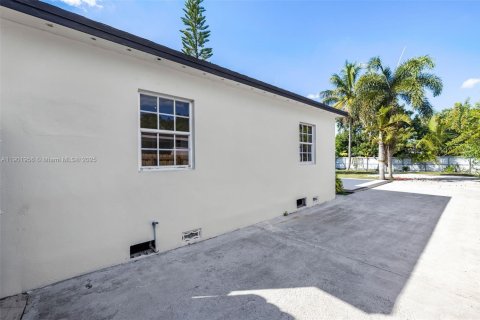 House in Miami, Florida 4 bedrooms, 162.11 sq.m. № 1955382 - photo 28