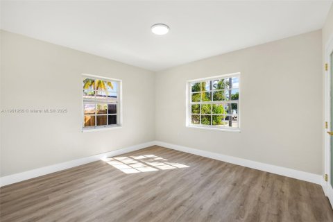 House in Miami, Florida 4 bedrooms, 162.11 sq.m. № 1955382 - photo 24