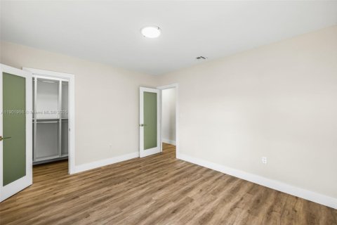 House in Miami, Florida 4 bedrooms, 162.11 sq.m. № 1955382 - photo 25