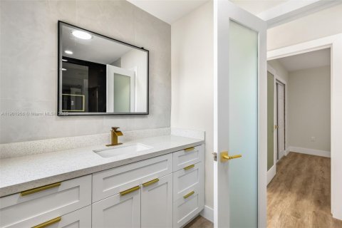 House in Miami, Florida 4 bedrooms, 162.11 sq.m. № 1955382 - photo 22