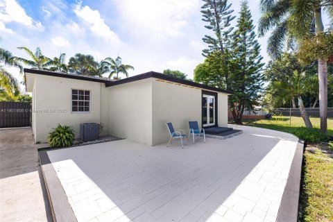 House in Miami, Florida 4 bedrooms, 162.11 sq.m. № 1955382 - photo 30