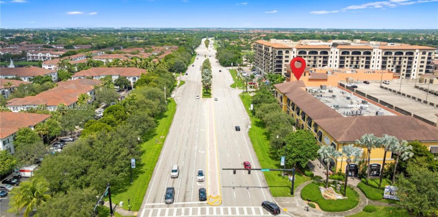 Commercial property in Miramar, Florida № 1977908