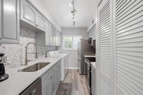 Townhouse in Largo, Florida 2 bedrooms, 75.81 sq.m. № 2217227 - photo 15