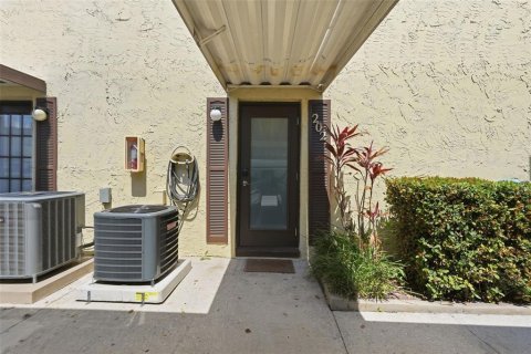 Townhouse in Largo, Florida 2 bedrooms, 75.81 sq.m. № 2217227 - photo 2
