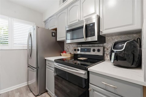 Townhouse in Largo, Florida 2 bedrooms, 75.81 sq.m. № 2217227 - photo 13