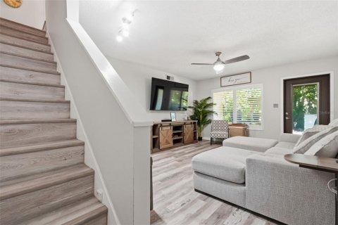 Townhouse in Largo, Florida 2 bedrooms, 75.81 sq.m. № 2217227 - photo 10