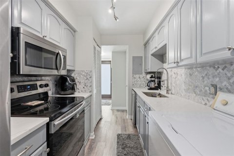 Townhouse in Largo, Florida 2 bedrooms, 75.81 sq.m. № 2217227 - photo 11