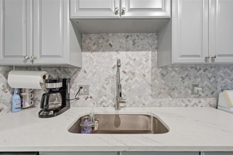 Townhouse in Largo, Florida 2 bedrooms, 75.81 sq.m. № 2217227 - photo 12