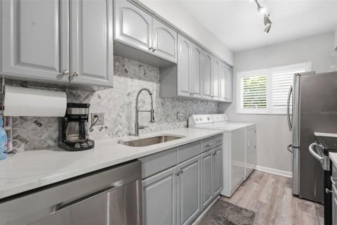 Townhouse in Largo, Florida 2 bedrooms, 75.81 sq.m. № 2217227 - photo 14