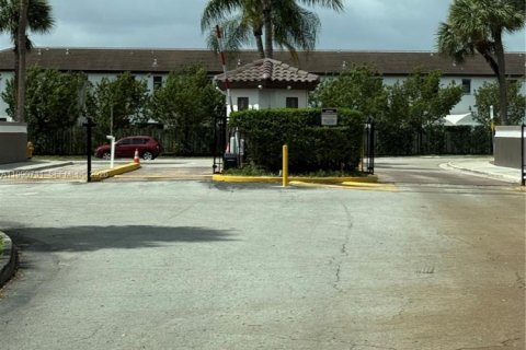 Copropriété à louer à Miami, Floride: 3 chambres, 104.52 m2 № 2056883 - photo 2