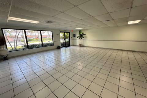 Condo in North Miami Beach, Florida, 2 bedrooms  № 2000809 - photo 4