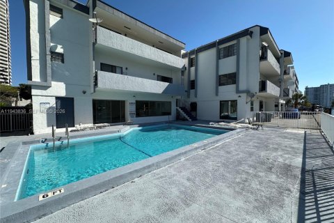Condo in North Miami Beach, Florida, 2 bedrooms  № 2000809 - photo 2