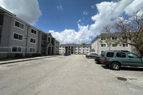 Condo in Homestead, Florida, 2 bedrooms № 2240444 - photo 2