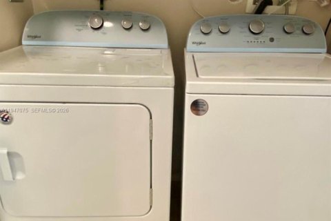 House in Pembroke Pines, Florida 3 bedrooms, 141.95 sq.m. № 2003247 - photo 10