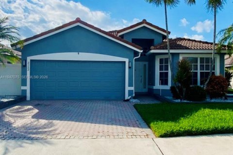 House in Pembroke Pines, Florida 3 bedrooms, 141.95 sq.m. № 2003247