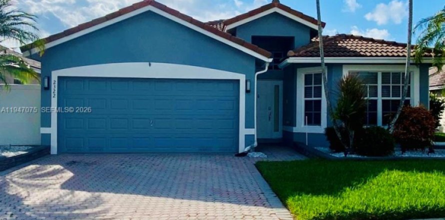 House in Pembroke Pines, Florida 3 bedrooms, 141.95 sq.m. № 2003247