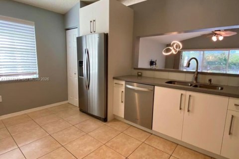 House in Pembroke Pines, Florida 3 bedrooms, 141.95 sq.m. № 2003247 - photo 15