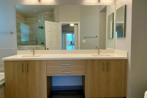 House in Pembroke Pines, Florida 3 bedrooms, 141.95 sq.m. № 2003247 - photo 20