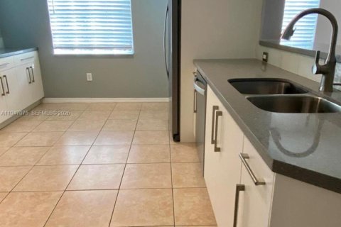 House in Pembroke Pines, Florida 3 bedrooms, 141.95 sq.m. № 2003247 - photo 16