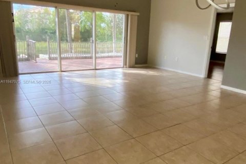 House in Pembroke Pines, Florida 3 bedrooms, 141.95 sq.m. № 2003247 - photo 11