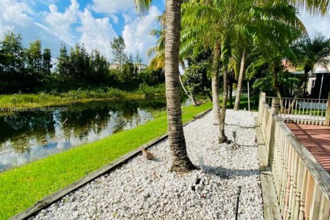 House in Pembroke Pines, Florida 3 bedrooms, 141.95 sq.m. № 2003247 - photo 17