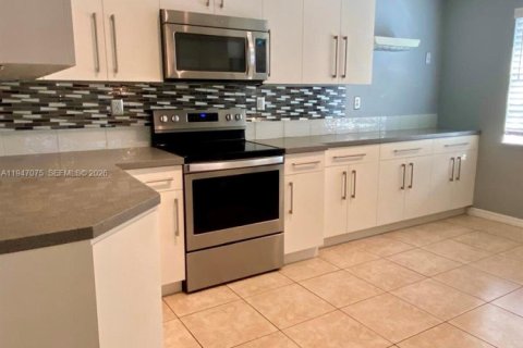 House in Pembroke Pines, Florida 3 bedrooms, 141.95 sq.m. № 2003247 - photo 12