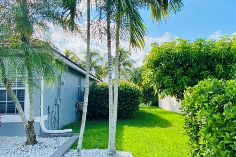 House in Pembroke Pines, Florida 3 bedrooms, 141.95 sq.m. № 2003247 - photo 2